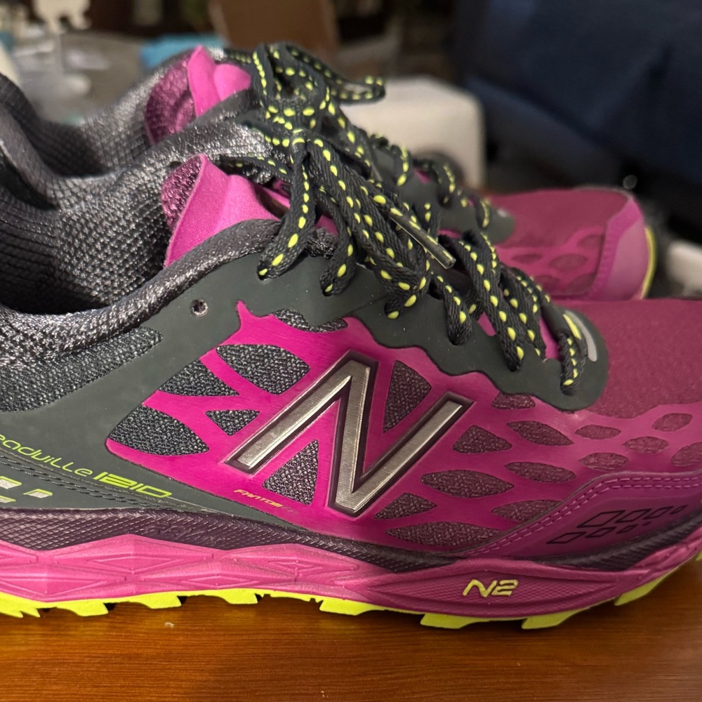 New Balance Leadville N2 Women’s WT1210 Running / Trail Shoes Sz 8- LIKE NEW